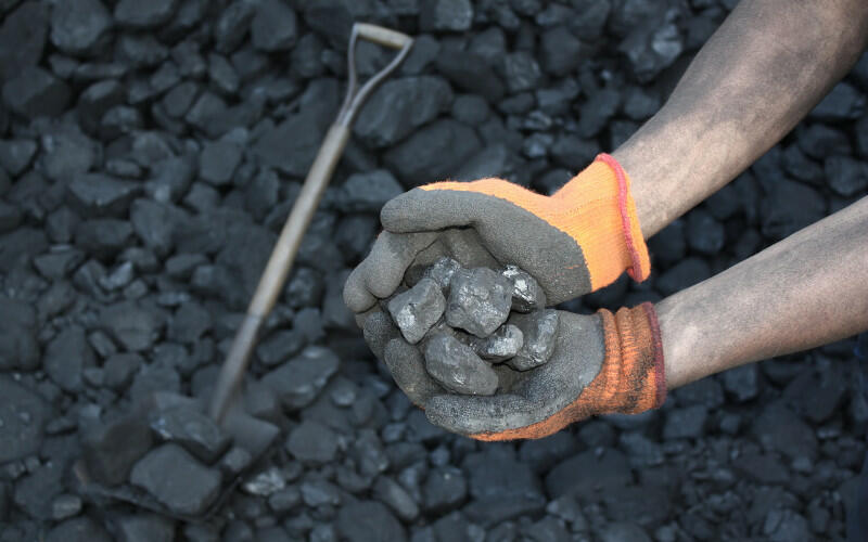 Nguồn nhiên liệu thiết yếu cho công nghiệp ở thời kỳ ban đầu là than đá