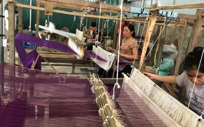 Ở Việt Nam, những nghề thủ công ra đời sớm và phát triển mạnh ở các dân tộc thiểu số là Nghề dệt và nghề đan