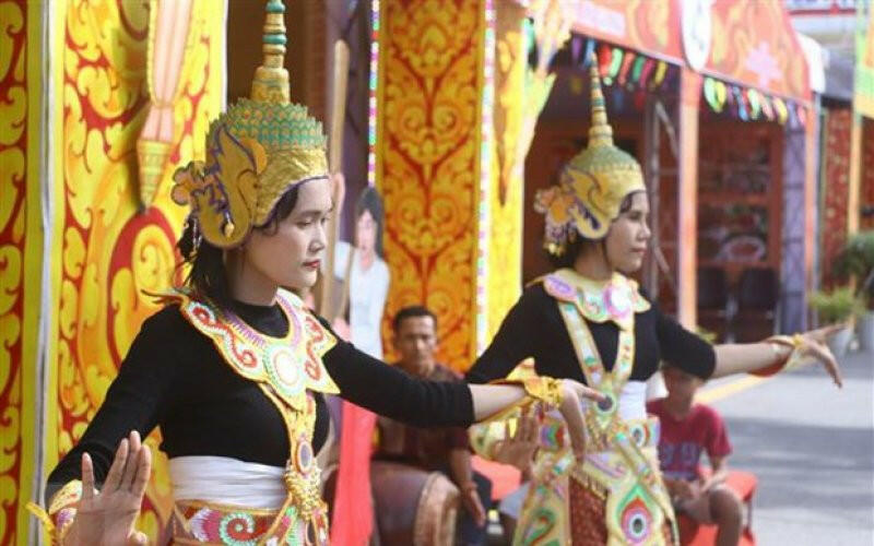 Ở Việt Nam, dân tộc thiểu số nào thường tổ chức các lễ hội liên quan đến chùa chiềng?