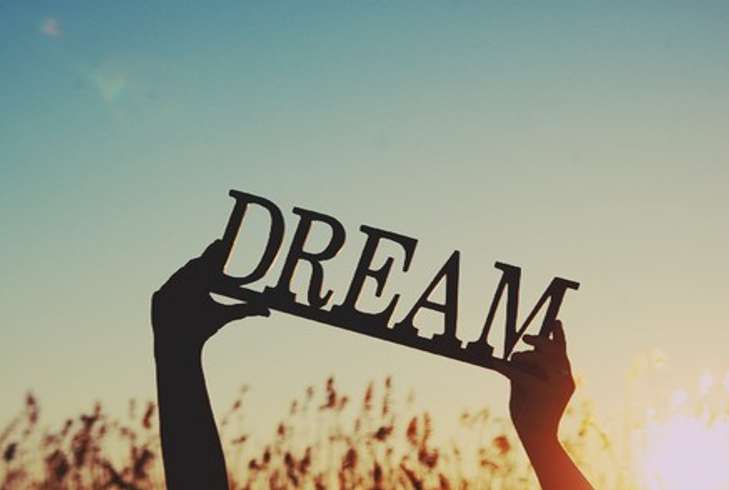 Anh/ chị hiểu thế nào về câu nói: “Ước mơ không phải là cái sẵn có cũng chẳng phải là cái không thể có”?