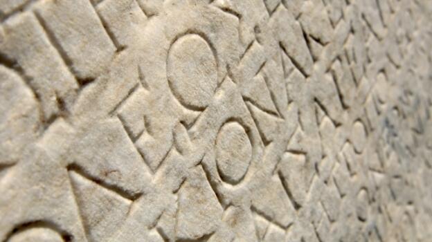 Bảng chữ cái Alphabet đầu tiên trên thế giới do dân tộc nào sáng tạo nên?