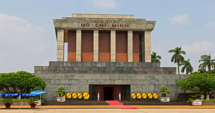 Cảm nhận của em trước lòng kính yêu tha thiết của nhân dân miền Nam đối với Chủ tịch Hồ Chí Minh trong bài Viếng lăng Bác học sinh giỏi