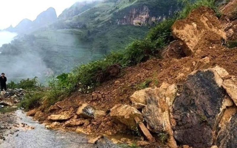 Đặt câu với từ lở hoặc lỡ