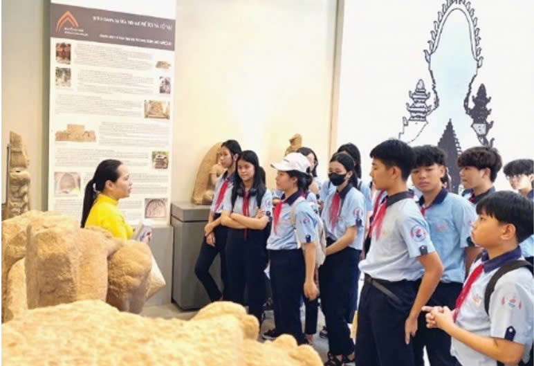 Đọc hiểu Giáo dục di sản - Học mà chơi chơi mà học