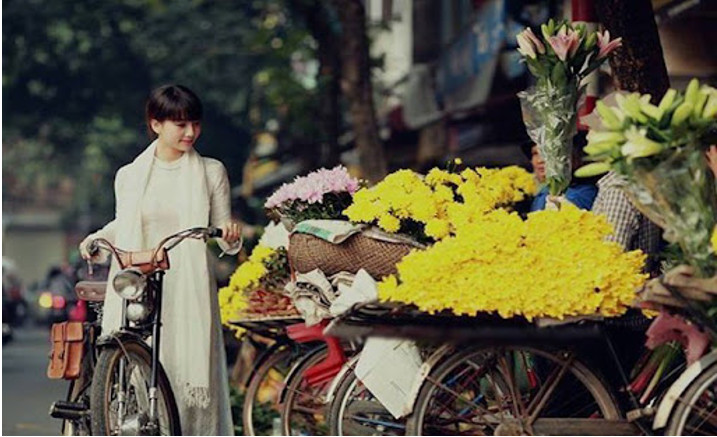 Đời sống văn hoá tinh thần của người Hà Nội thể hiện qua những biểu hiện nào?