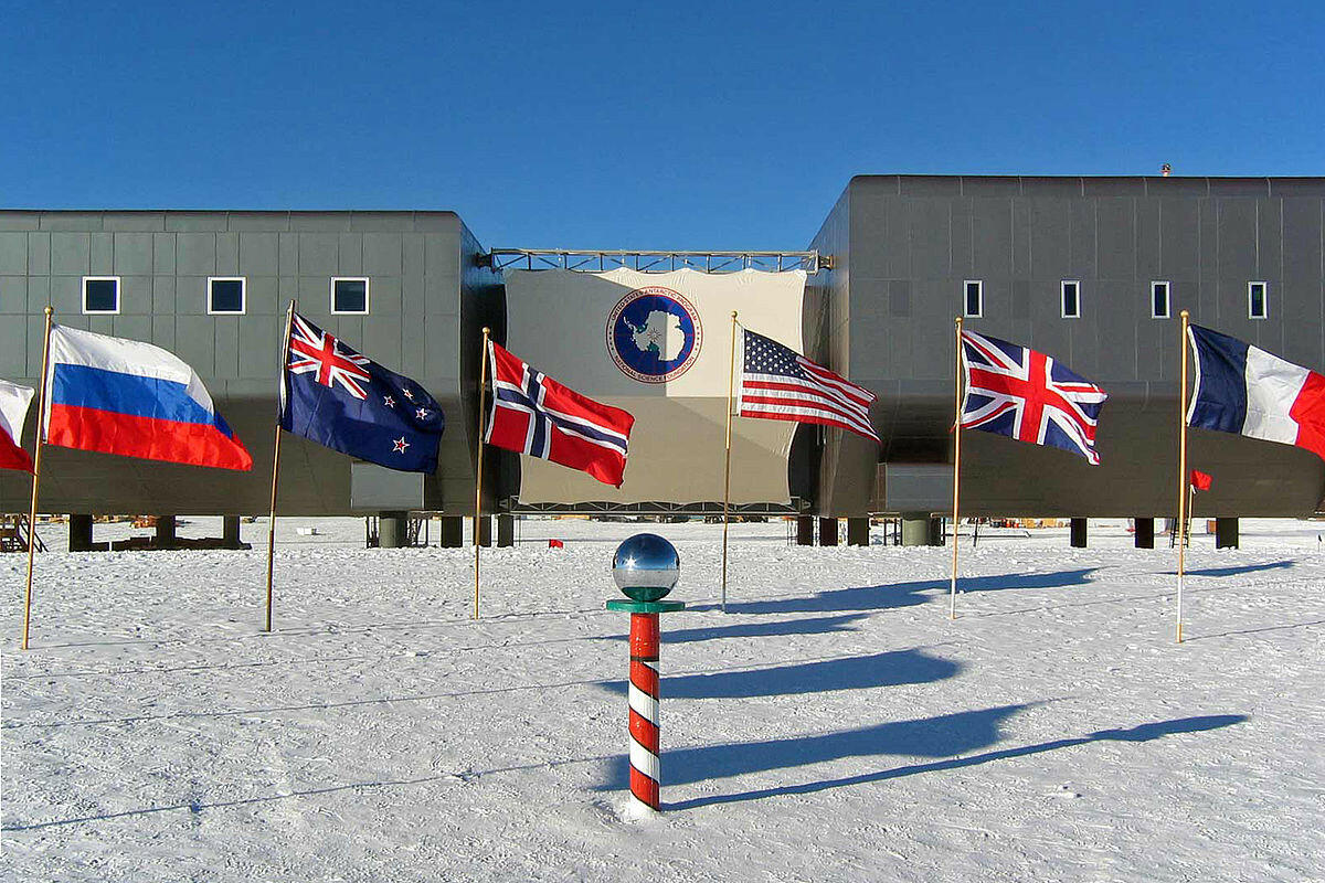 Em hãy tìm hiểu về Hiệp ước Nam Cực (1959) và viết một đoạn văn (khoảng 150 chữ) với thông điệp: Nam Cực vì hòa bình thế giới