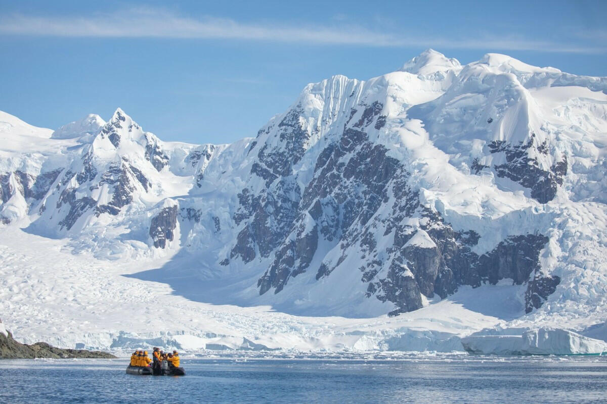 Em hãy xác định vị trí địa lí của châu Nam Cực và cho biết châu Nam Cực gồm những bộ phận nào.
