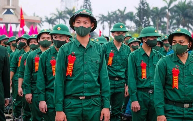 Gia đình Hùng có hai mẹ con, bố Hùng là liệt sĩ. Sau khi tốt nghiệp Trung học phổ thông, Hùng xin phép mẹ viết đơn tình nguyện nhập ngũ