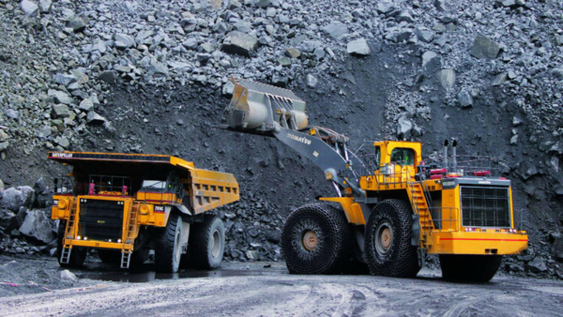 Hãy nêu vai trò và đặc điểm của công nghiệp khai thác than. Giải thích sự phân bố của ngành và sự cần thiết phải thay thế bằng nguồn năng lượng tái tạo (ảnh  2)