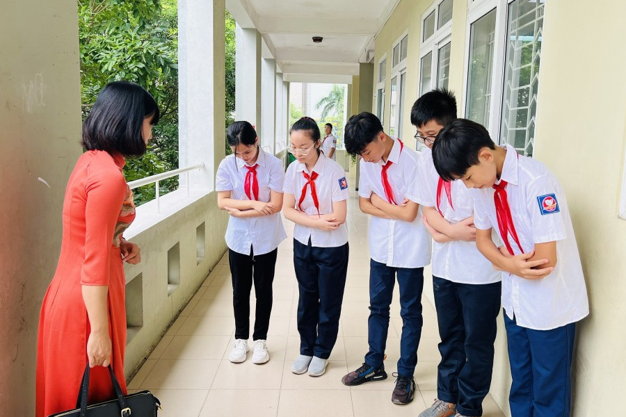 Học sinh cần vận dụng lối sống thanh lịch của người Hà Nội như thế nào khi giao tiếp, ứng xử trong nhà trường?