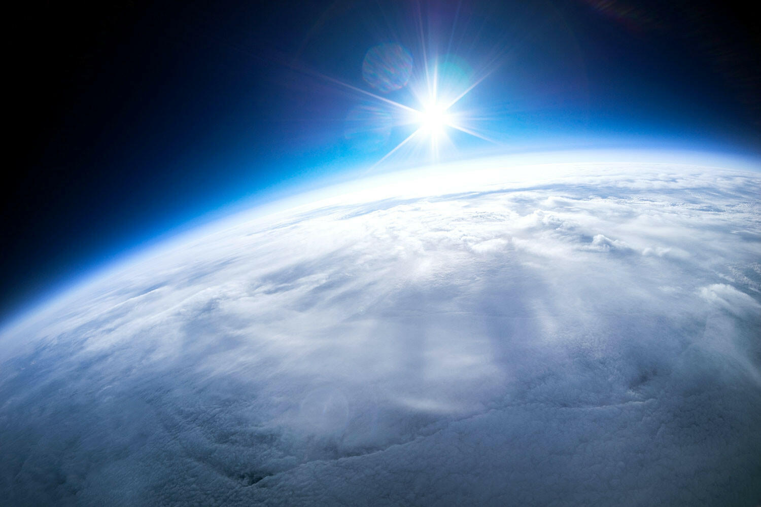 Nêu dẫn chứng về vai trò của khí quyển đối với sự sống trên Trái Đất
