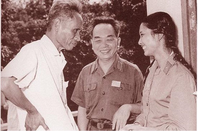 Anh chị hãy viết bài văn nghị luận phân tích đánh giá về ba khổ thơ đầu Người Con Gái Việt Nam của nhà thơ Tố Hữu