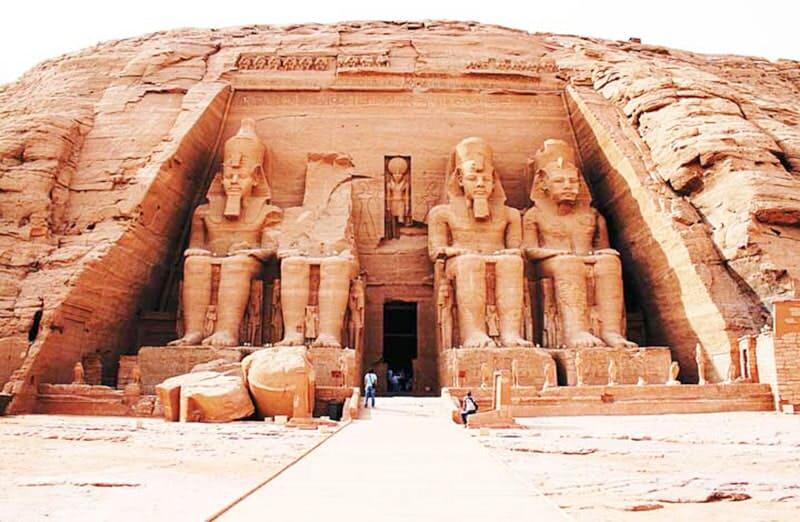 Ở Ai Cập cổ đại, vật liệu chủ yếu sử dụng để xây dựng các công trình lăng mộ là?