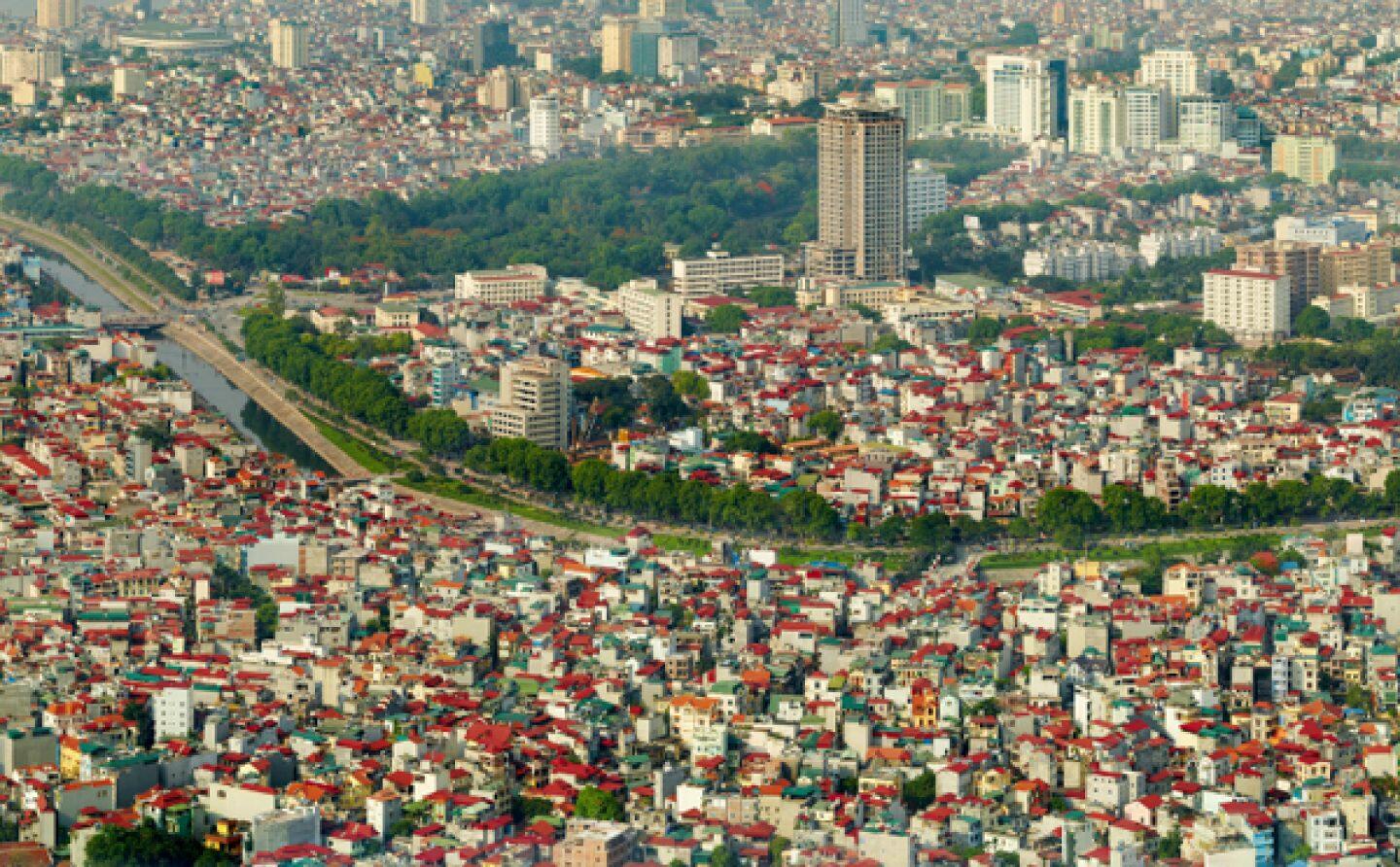 Phân tích ảnh hưởng của đô thị hóa đến sự phát triển kinh tế, xã hội và môi trường.
