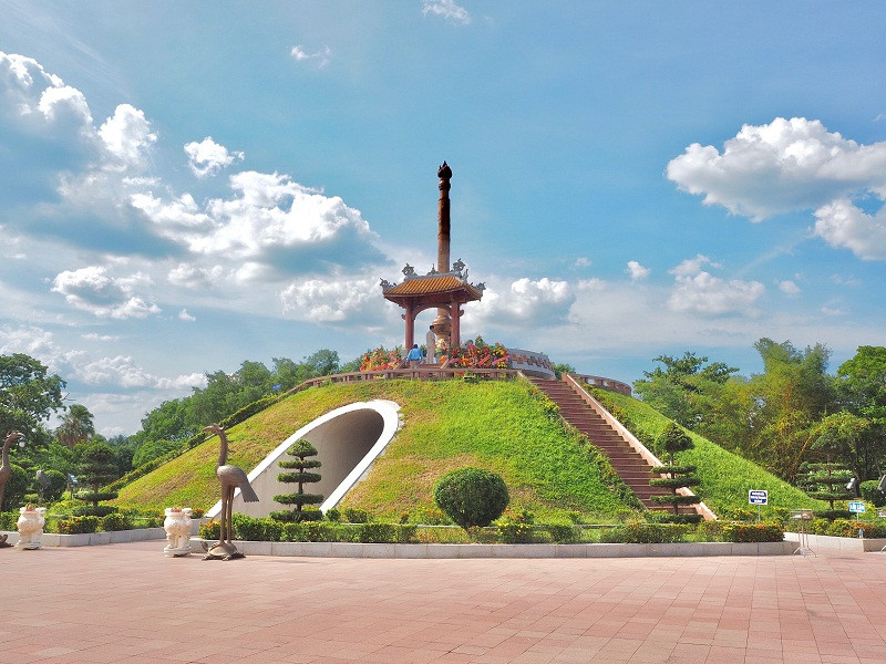 Phân tích cảm xúc của nhân vật trữ tình và hình ảnh trong bài thơ Tấc đất thành cổ 