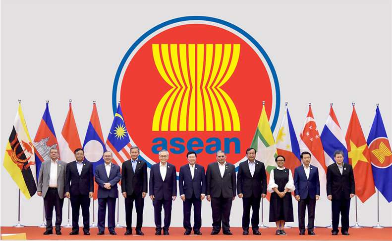 Phân tích những lợi thế và khó khăn của Việt Nam khi trở thành thành viên của ASEAN?