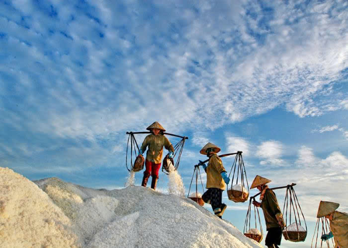 Phân tích những nét đặc sắc về nội dung và nghệ thuật của bài thơ Miền Trung của Hoàng Trần Cương