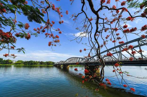 Phân tích vẻ đẹp của sông Hương ngắn gọn