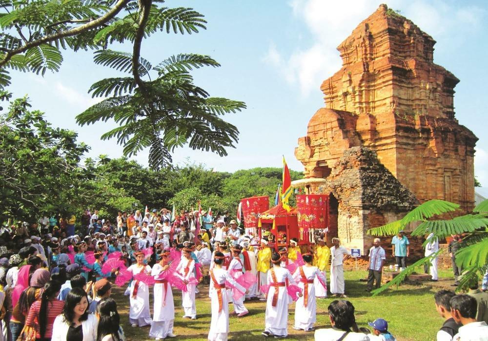 Soạn bài Lễ hội dân gian đặc sắc của dân tộc Chăm ở Ninh Thuận SGK 10 trang 101, 102, 104, 105 - Văn Cánh diều
