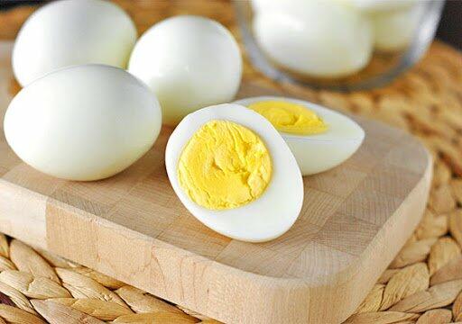Tại sao khi luộc trứng thì protein của trứng lại bị đông đặc lại