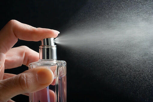 Tại sao khi xịt nước hoa ở một góc phòng thì một lúc sau chúng ta có thể ngửi thấy mùi nước hoa khắp phòng?