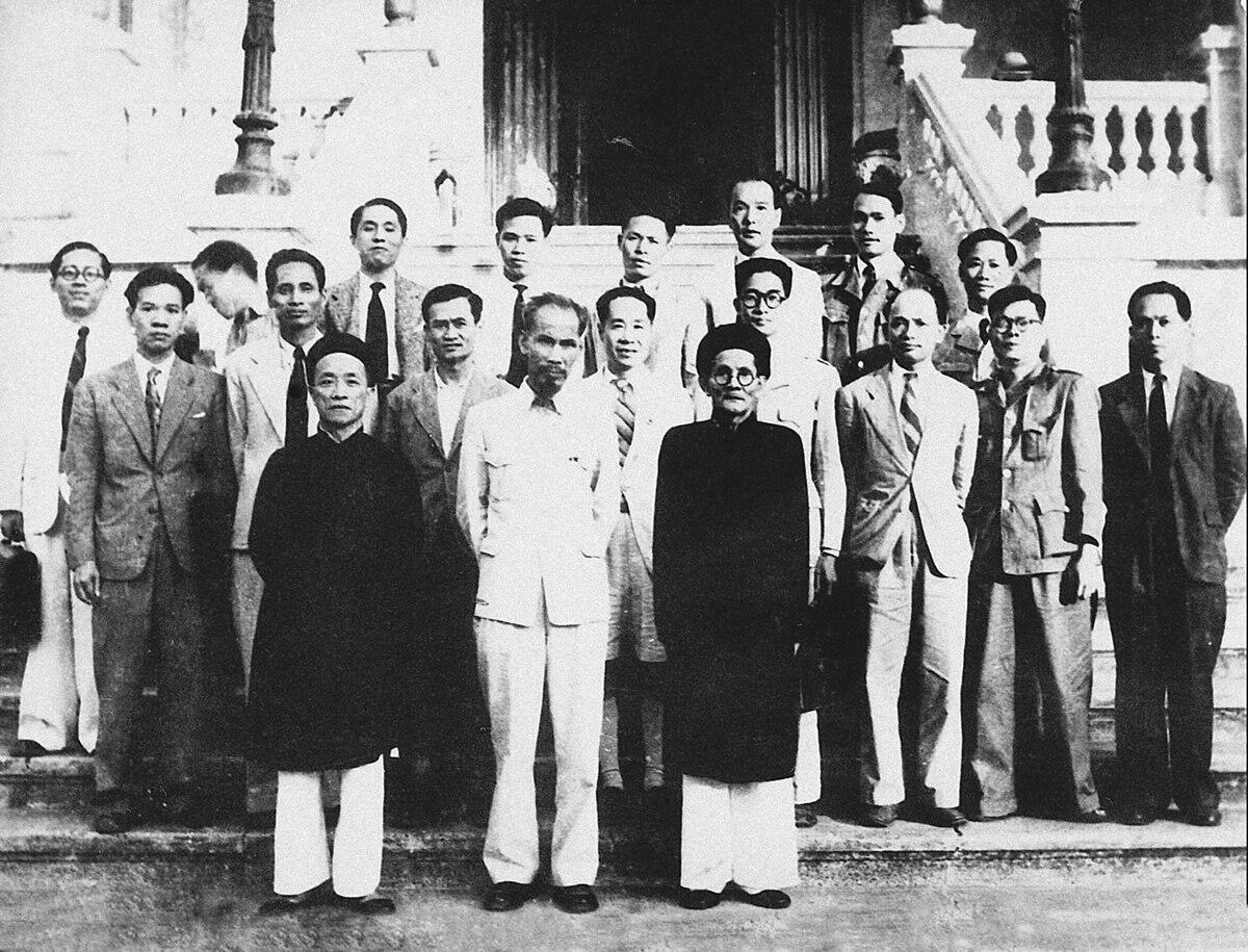 Tại sao nói nước Việt Nam Dân chủ Cộng hòa ngay sau khi thành lập đã ở vào tình thế “ngàn cân treo sợi tóc”