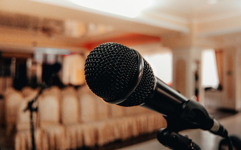 Thảo luận về một vấn đề xã hội có ý kiến khác nhau 