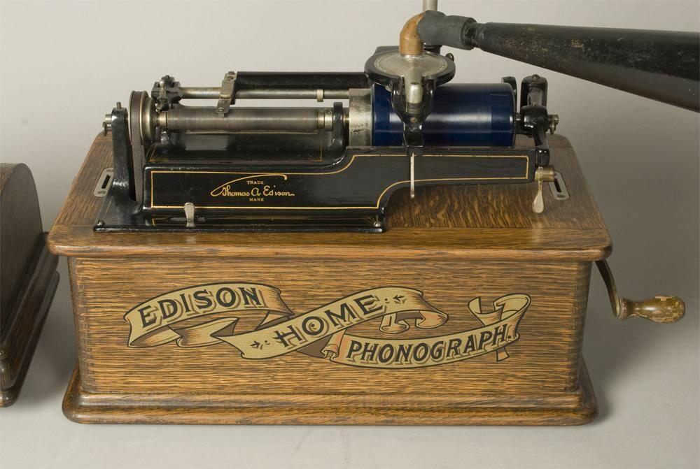 Прибор эдисона. Thomas Edison Phonograph. Тикерный аппарат Томаса Эдисона.