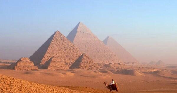 Thời kỳ nào trong lịch sử Ai Cập được mệnh danh là “Thời đại của Kim tự tháp”?
