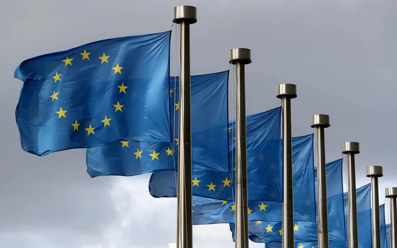 Tìm kiếm thông tin trên internet và các nguồn tư liệu khác về một trong các vấn đề của EU (tự do di chuyển, tự do lưu thông dịch vụ, sử dụng chung đồng Ơ-rô, tự do tiền vốn, hợp tác sản xuất,...). Hãy viết một đoạn văn ngắn (10 – 15 dòng) để giới thiệu về vấn đề đó.
