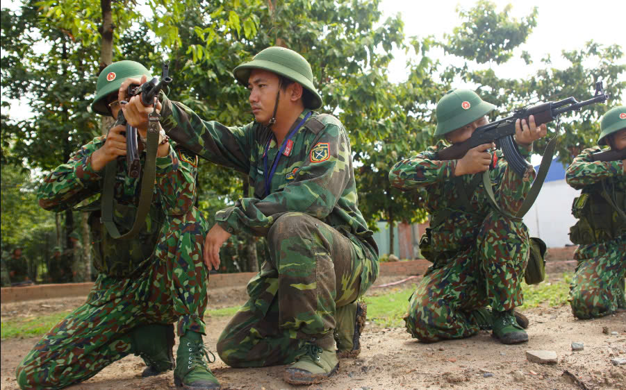 Trắc nghiệm GDQP 11 Cánh diều Bài 9. Nhìn, nghe, phát hiện địch, chỉ mục tiêu, truyền tin liên lạc, báo cáo