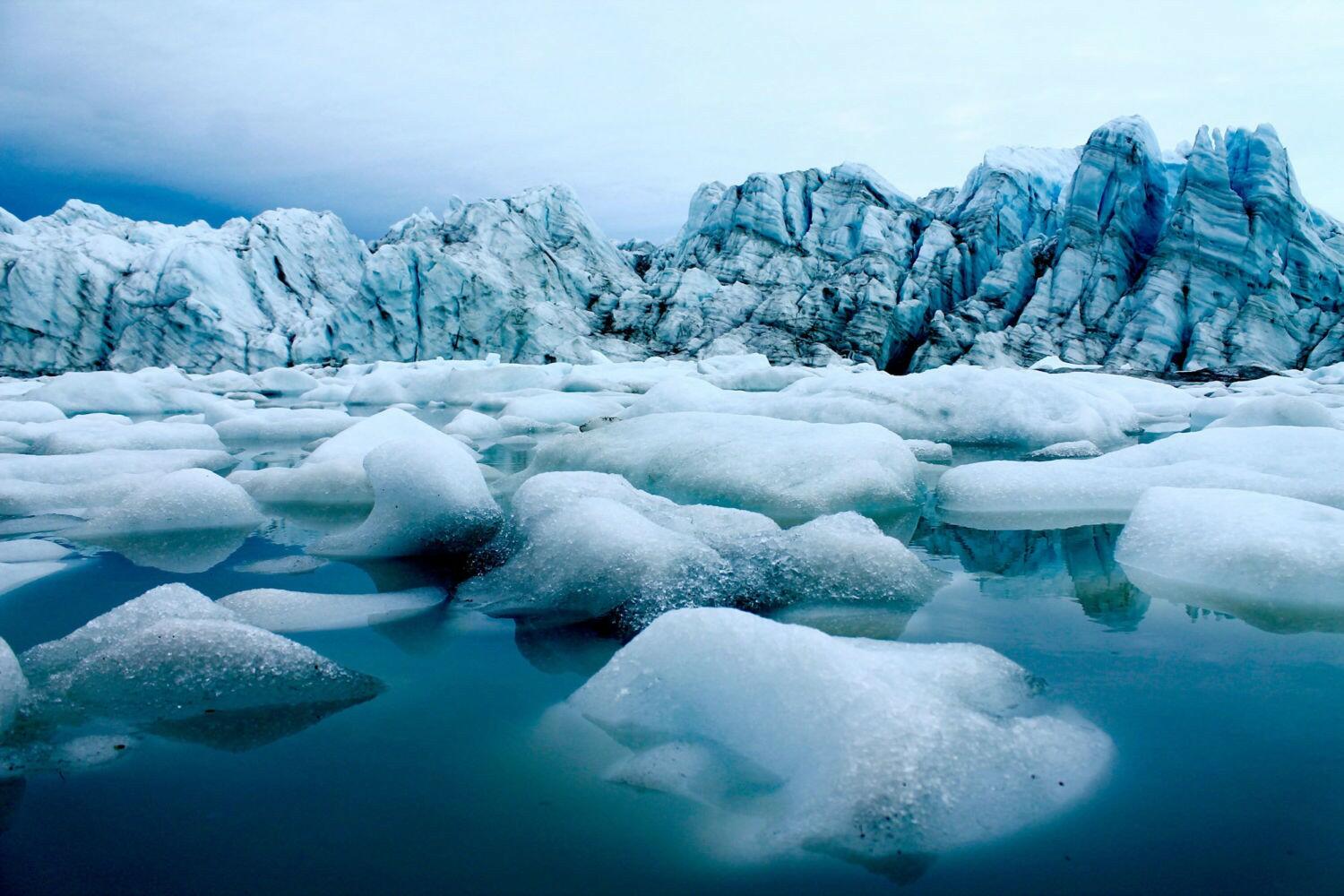 trình bày đặc điểm chủ yếu của nước băng tuyết và nước ngầm trên Trái Đất