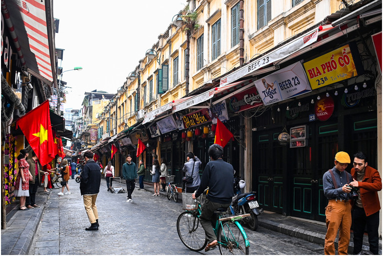 Trình bày một số biểu hiện của đô thị hoá với sự phát triển bền vững ở thành phố Hà Nội