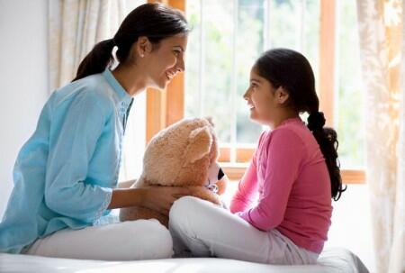 Trong bài “Trò chuyện cùng mẹ”, chi tiết nào cho thấy ba mẹ con Thư rất thích trò chuyện với nhau trước khi đi ngủ?