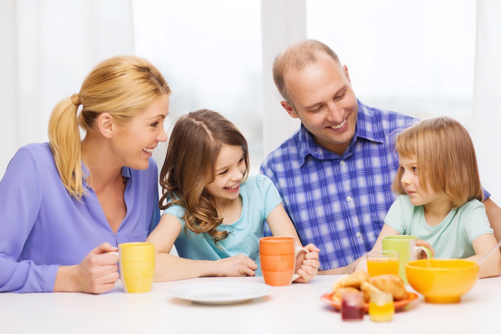 Trong bài “Trò chuyện cùng mẹ”, vì sao thời gian trò chuyện của ba mẹ con cứ được cộng thêm mãi?