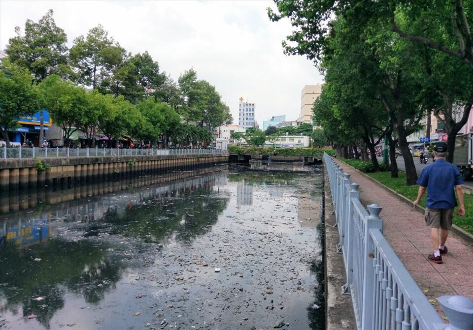 Từ vấn đề ô nhiễm môi trường hoặc suy thoái môi trường tại khu dân cư (tổ dân phố) nơi sinh sống, em hãy tìm kiếm, thu thập các hình ảnh, bài viết, video phản ánh, minh hoạ về vấn đề đó.