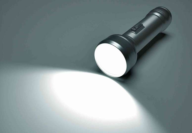 Vì sao nhờ có pha đèn mà đèn pin lại có thể chiếu sáng được xa hơn so với khi không có pha đèn?