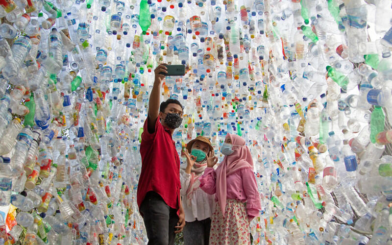 Đồ dùng bằng nhựa có thể thay thế bằng vật liệu nào để giảm thiểu tác hại đối với môi trường và sức khỏe con người?