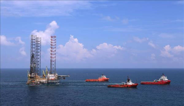 Viết báo cáo trình bày một số thông tin nổi bật về tài nguyên dầu mỏ và việc khai thác dầu mỏ ở khu vực Tây Nam Á