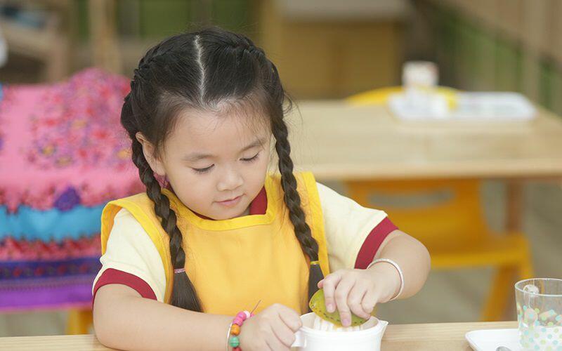 Giải thích câu tục ngữ “Muốn ăn thì lăn vào bếp”
