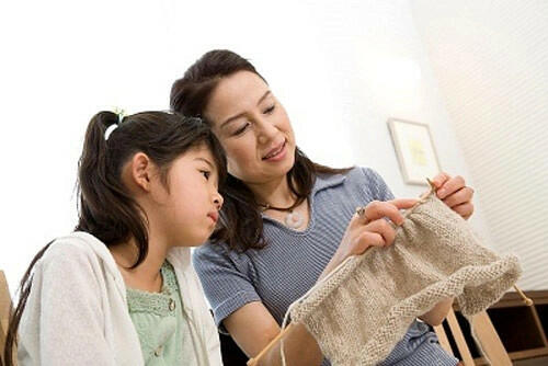 Mẹ dạy con gái đan len