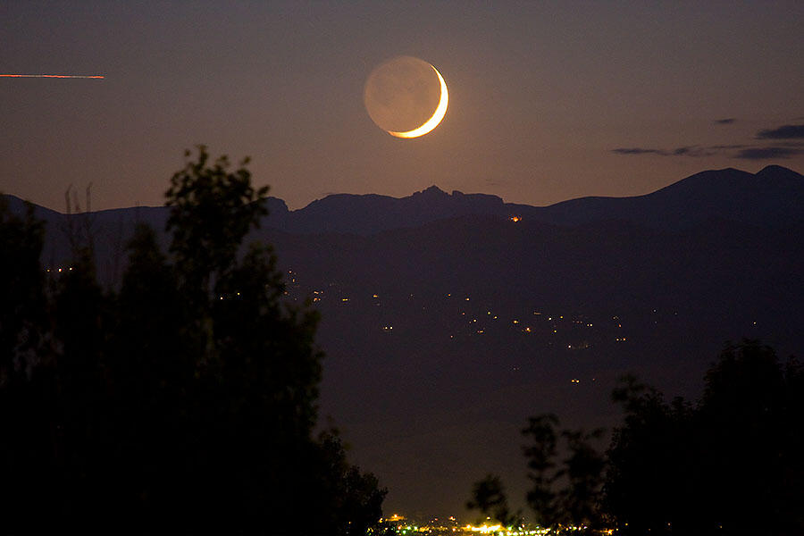 Viết một đoạn văn tả cảnh đẹp của bầu trời khi có trăng lưỡi liềm