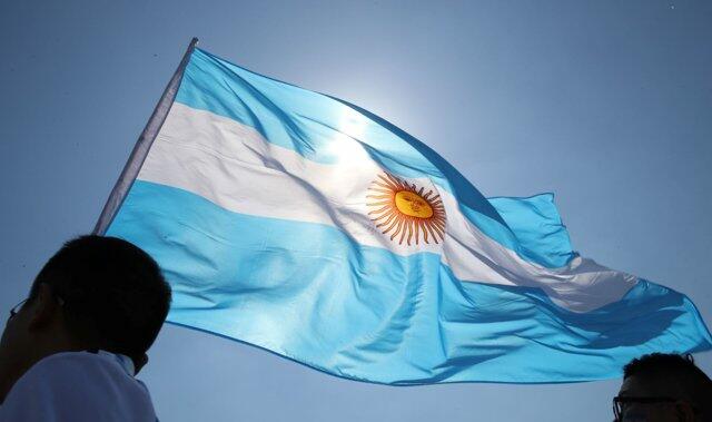 Quốc kỳ Argentina là một biểu tượng to lớn cho nền văn hóa và sự tự hào của người dân Argentina. Với những màu sắc tươi sáng như xanh, trắng và vàng, Quốc kỳ Argentina càng thể hiện được những ý nghĩa sâu sắc của tinh thần đoàn kết, lòng yêu nước và chủ nghĩa độc lập tại đất nước Nam Mỹ này.