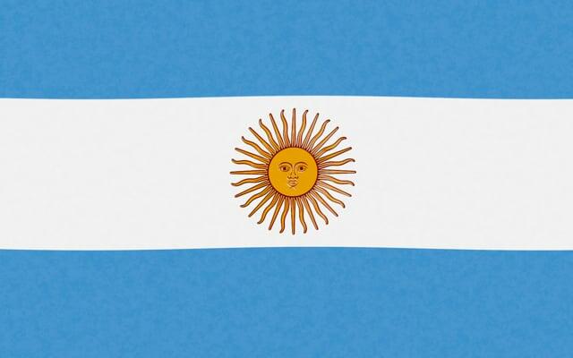 Quốc kỳ Argentina: Quốc kỳ Argentina được thiết kế độc đáo với ba sọc ngang màu xanh, trắng và màu cam, đại diện cho bầu trời, tuyết và nắng. Năm 2024 sẽ là một năm đáng nhớ để khám phá và tìm hiểu về quốc kỳ Argentina và nền văn hóa phong phú của đất nước này.