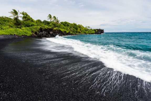 Vì sao biển Kilauea (Hawaii, Mỹ) sở hữu bãi cát màu đen?